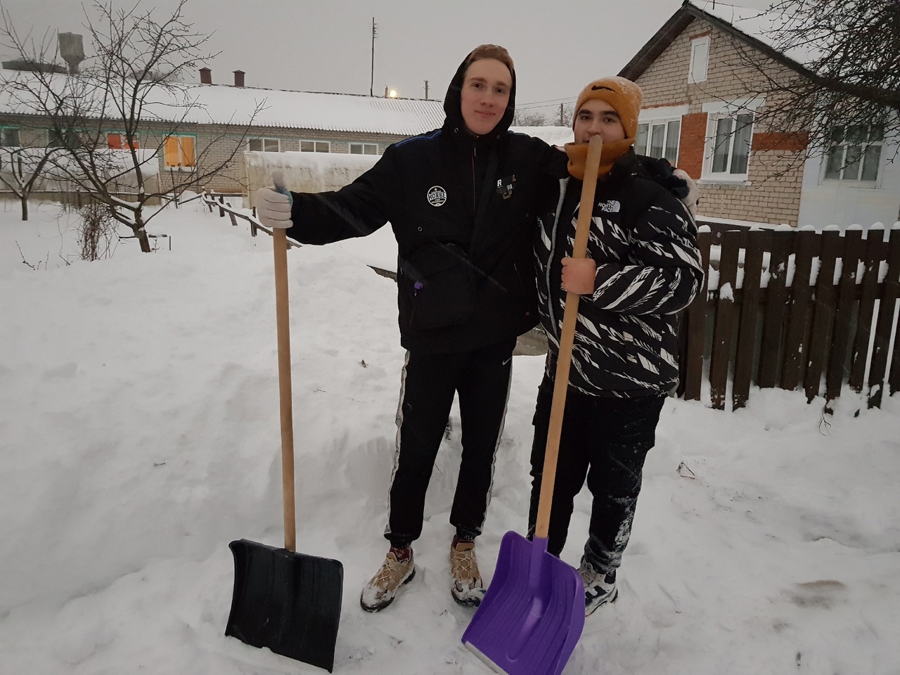 Волонтеры помогают убирать снег.